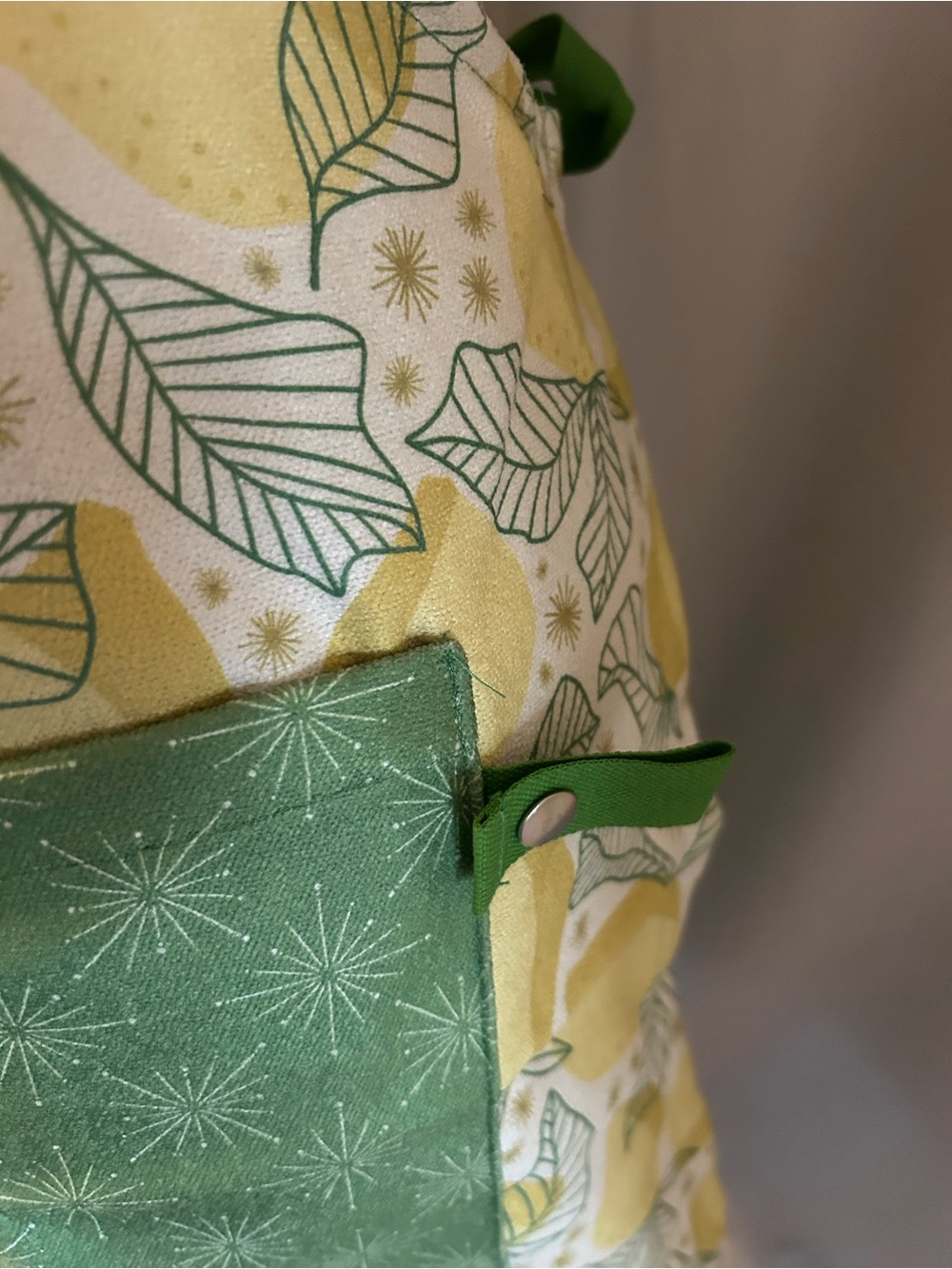 Lemon Print Apron in Yellow and Green - Picture 3 of 6